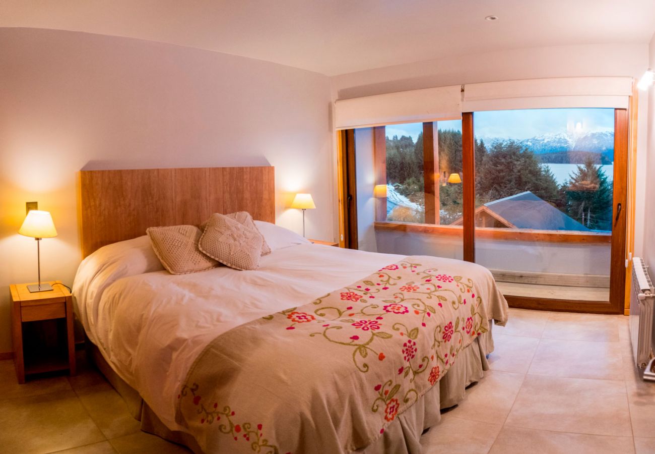 Dormitorio vista al lago BOG Atardeceres del Lago 2 Villa La Angostura
