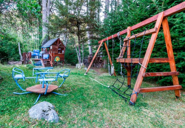 Jardin con juegos para niños BOG Río Bonito Villa La Angostura