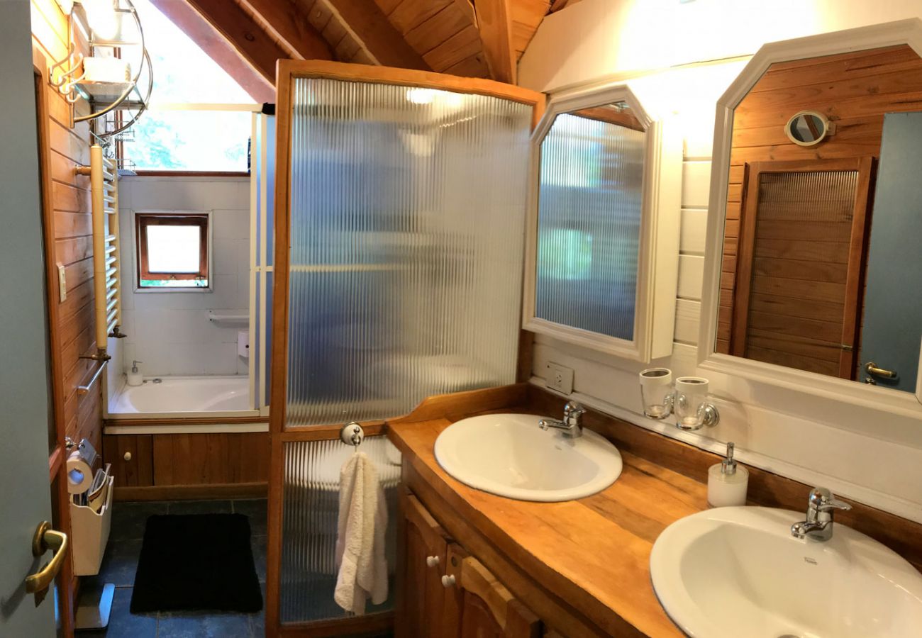 Hermoso baño completo con tina BOG Río Bonito Villa La Angostura