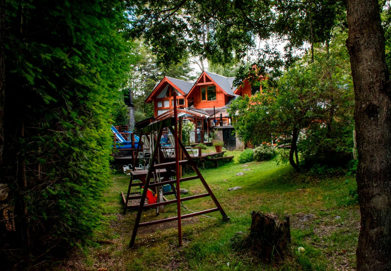 Fachada casa en el bosque BOG Río Bonito Villa La Angostura