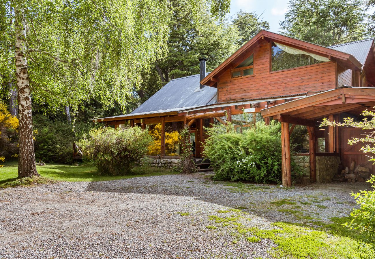 Casa en Villa La Angostura - Arken - Cabaña sobre el río