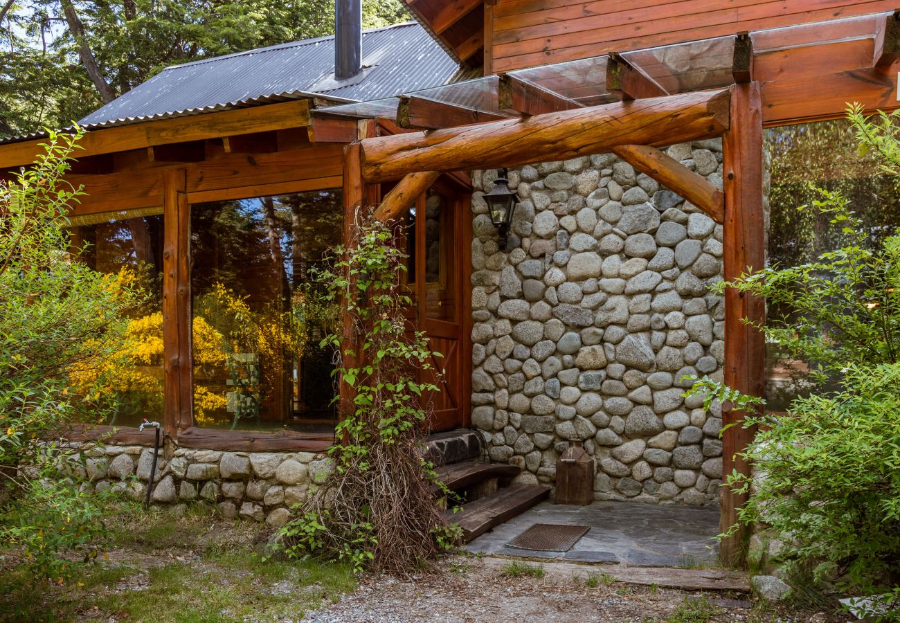 Casa en Villa La Angostura - Arken - Cabaña sobre el río