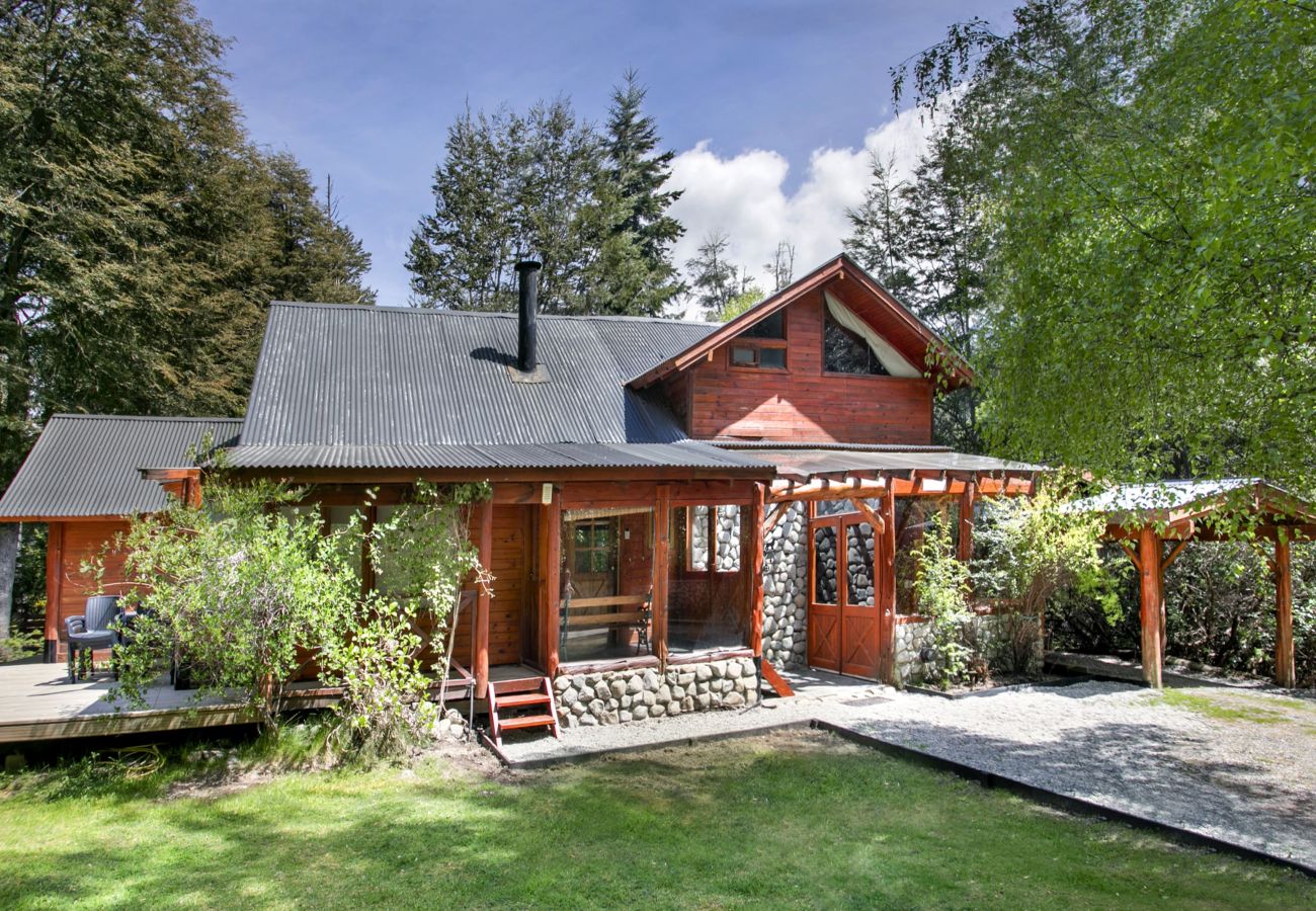 Casa en Villa La Angostura - Arken | Casa Rústica a Orillas del Río