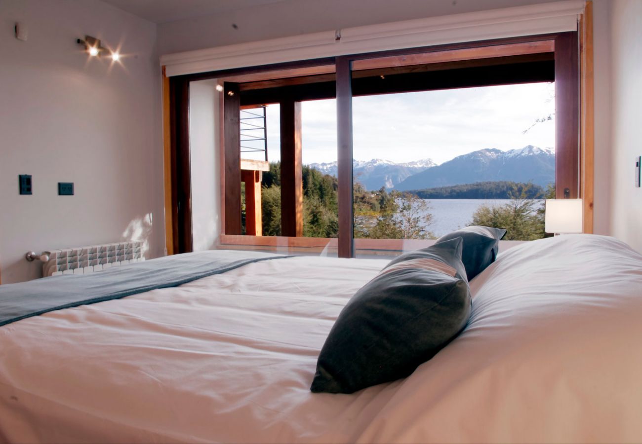 Dormitorio vista al lago BOG Atardeceres del Lago 1 Villa La Angostura