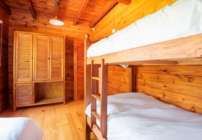 Dormitorio con cama cuchetas BOG Sulla Montagna Villa La Angostura