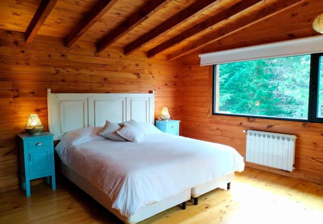 Dormitorio con vista al bosque BOG Sulla Montagna Villa La Angostura