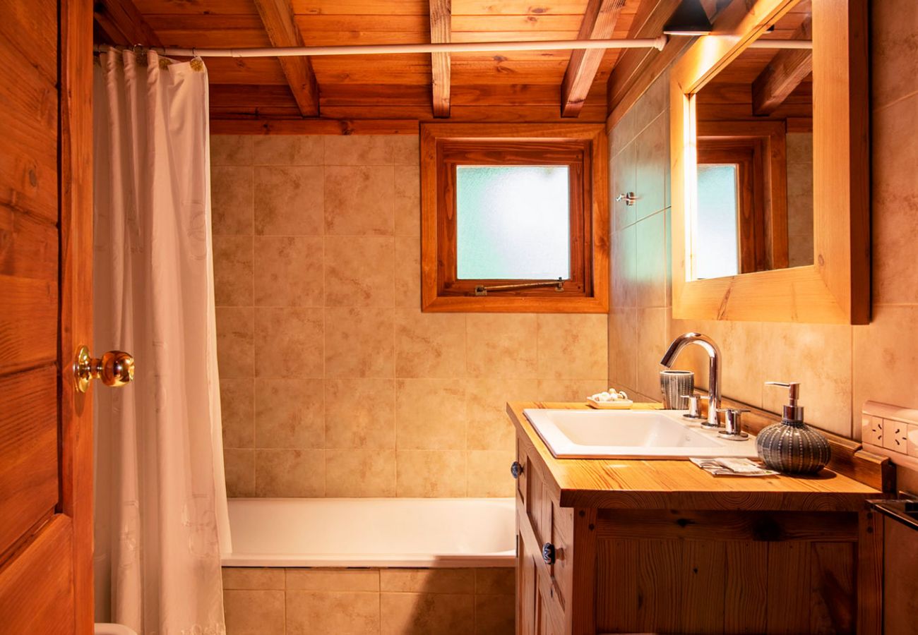 Baño con tina BOG Sulla Montagna Villa La Angostura