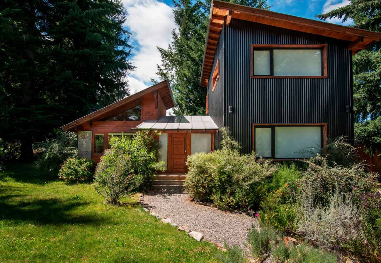 Casa rodeada de arboles BOG Sulla Montagna Villa La Angostura
