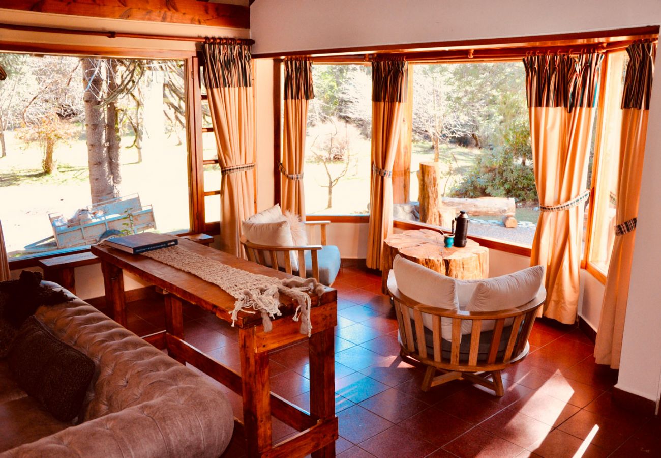 Calido salon con vista al bosque BOG Pichi Ruca Villa La Angostura