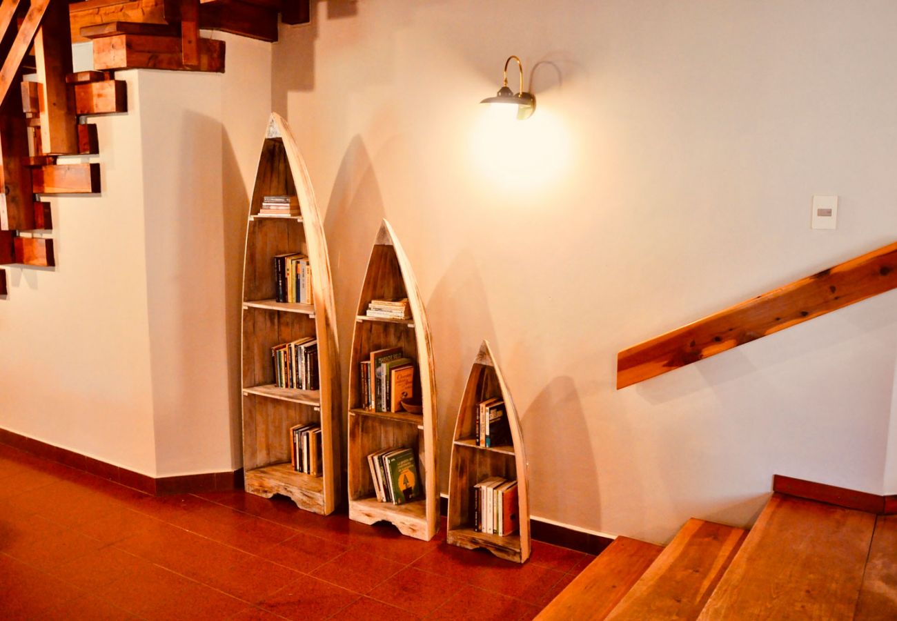 Biblioteca detalles en madera BOG Pichi Ruca Villa La Angostura