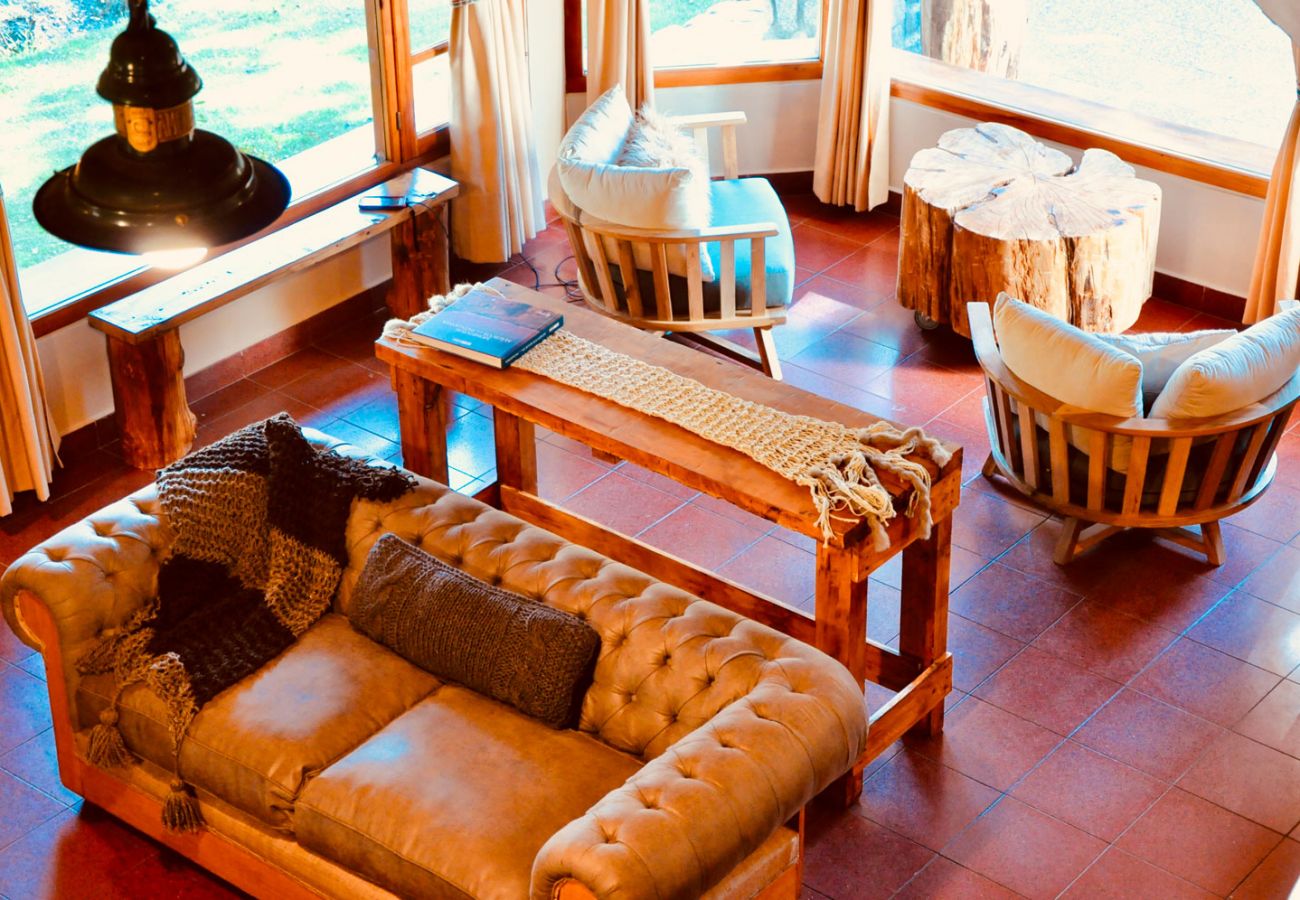 Living con ventanales BOG Pichi Ruca Villa La Angostura