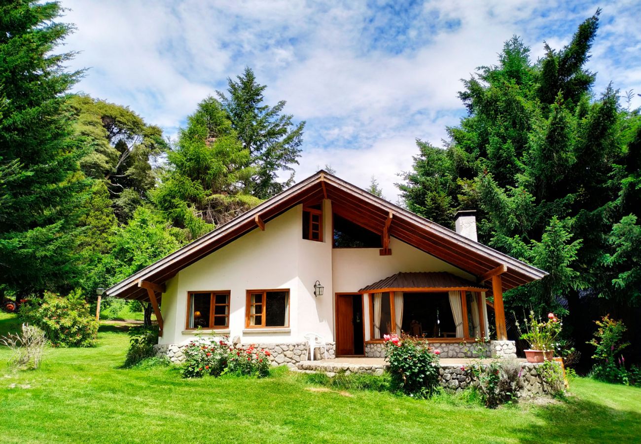 Casa rodeada de pinos BOG Pichi Ruca Villa La Angostura