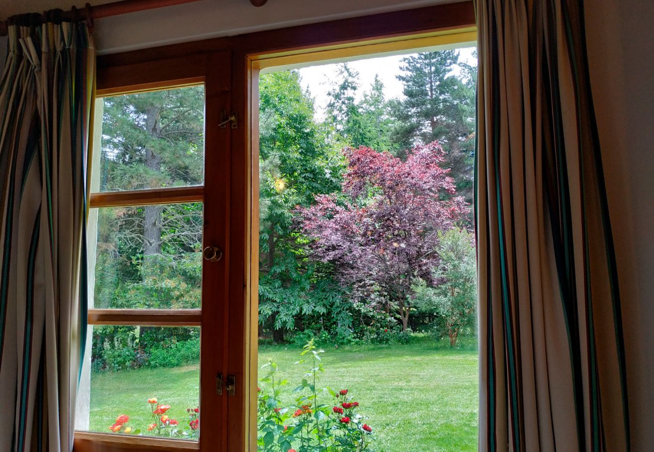 Ventana vista al jardin BOG Pichi Ruca Villa La Angostura