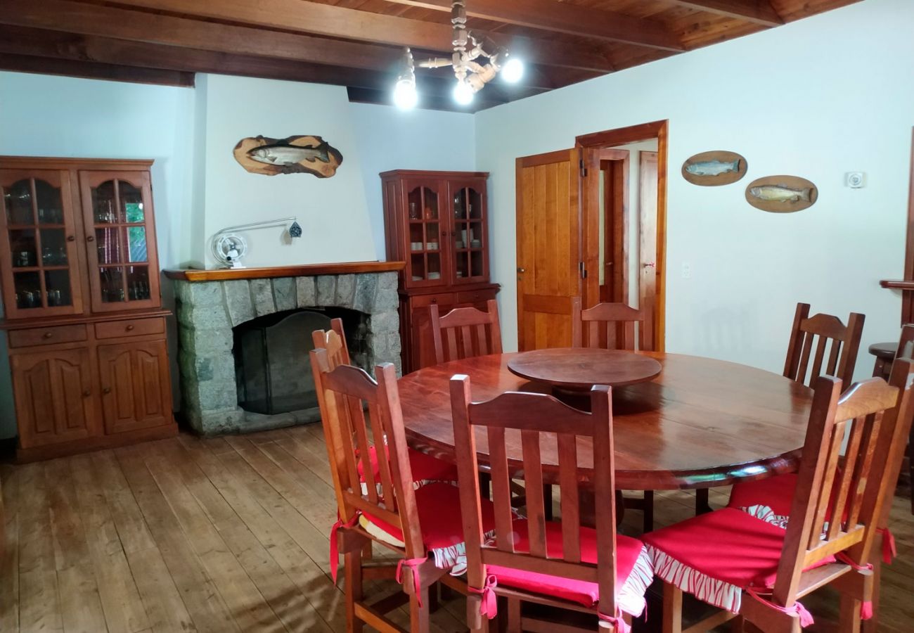 Cocina comedor BOG Pichi Ruca Villa La Angostura
