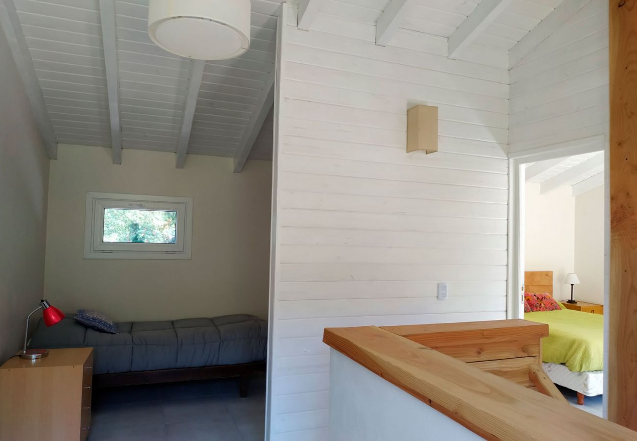 Calido dormitorio cama simple BOG Casa Rosada 1 Villa La Angostura
