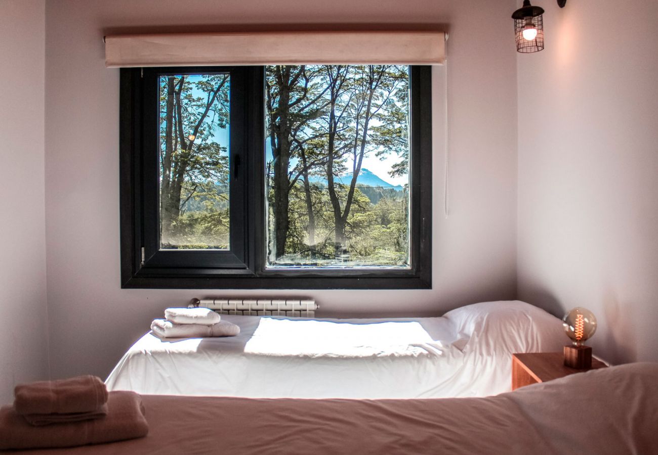 Agradable dormitorio con vista BOG Casa Soñada Villa La Angostura