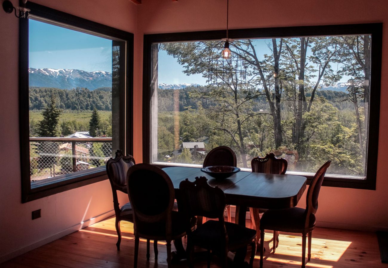 Comedor con vista a la cordillera BOG Casa Soñada Villa La Angostura