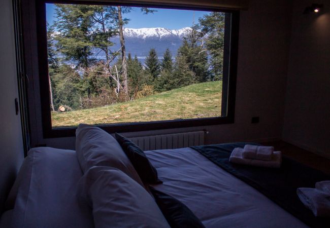 Dormitorio con vista BOG JPG Casa con vista al lago Villa La Angostura