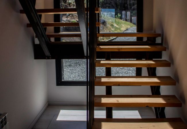 Escalera-moderna-BOG-JPG-Casa-con-vista-al-lago-Villa-La-Angostura