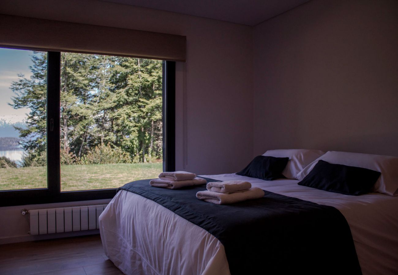 Cama matrimonial BOG JPG Casa con vista al lago Villa La Angostura