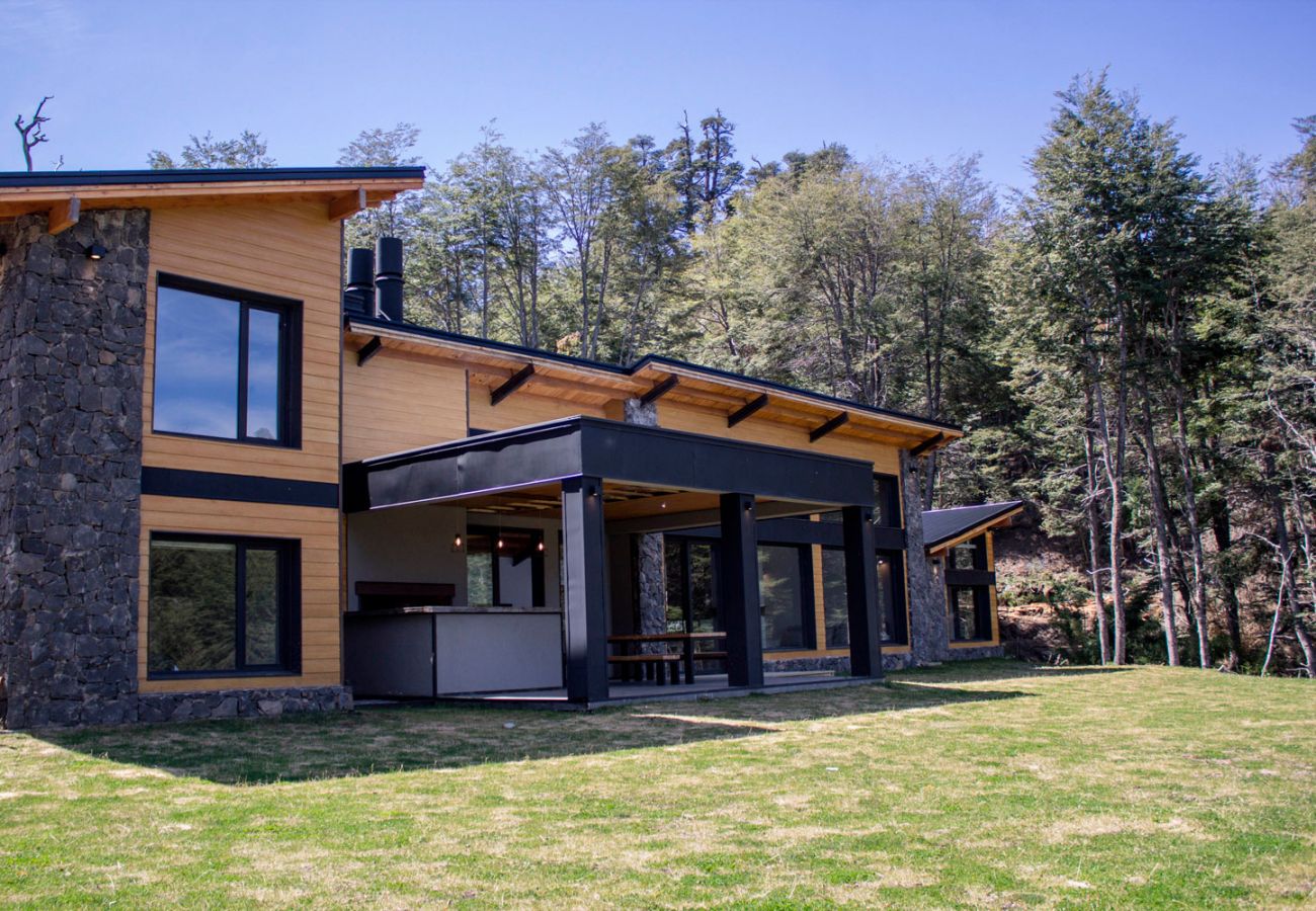 Hermosa fachada BOG JPG Casa con vista al lago Villa La Angostura