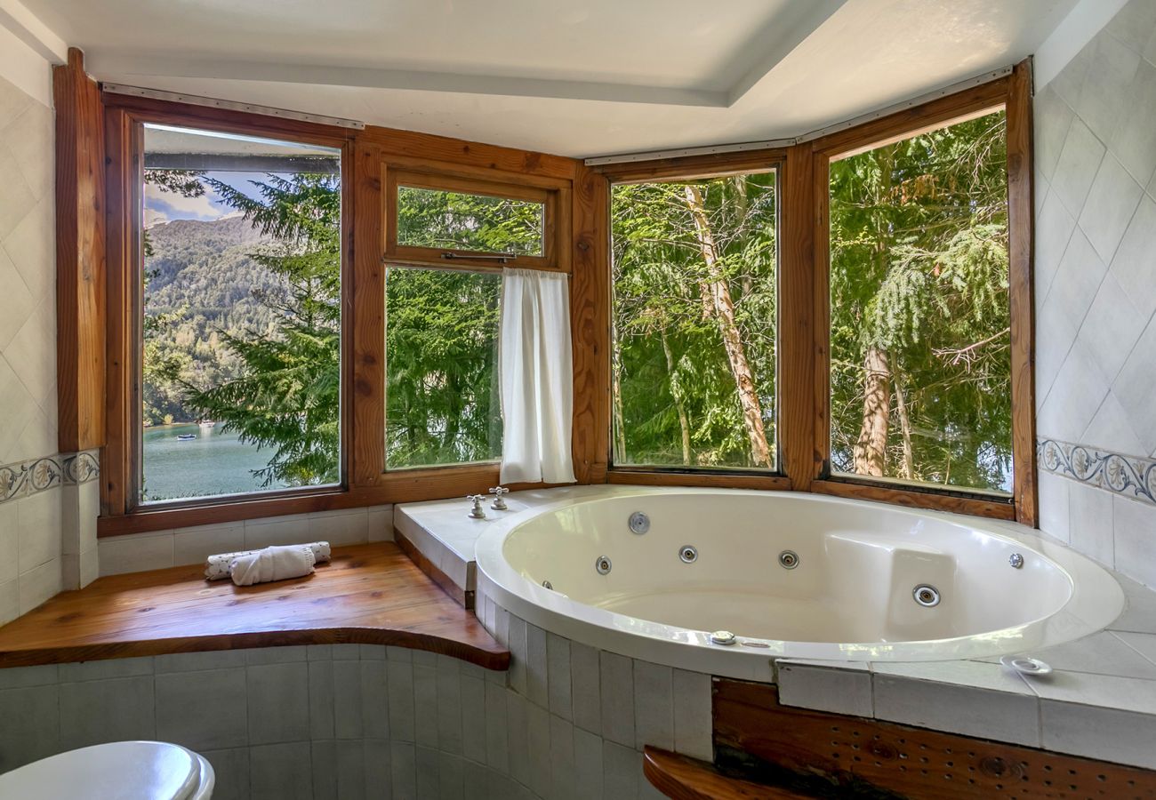 Cabaña en Villa La Angostura - Le Pommier 1 | Cabañas frente al Lago y con Pileta Climatizada