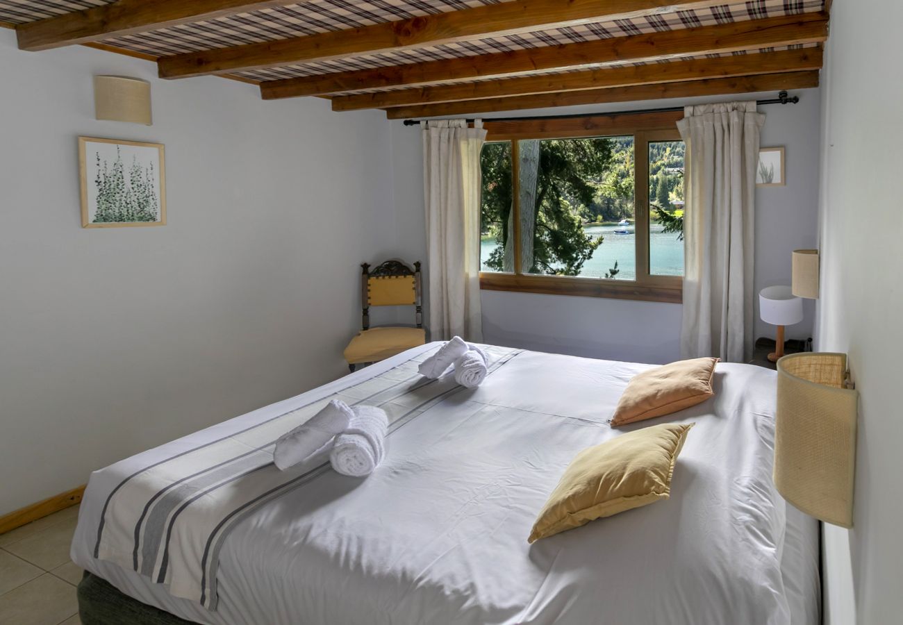 Cabaña en Villa La Angostura - Le Pommier 1 | Cabañas frente al Lago y con Pileta Climatizada