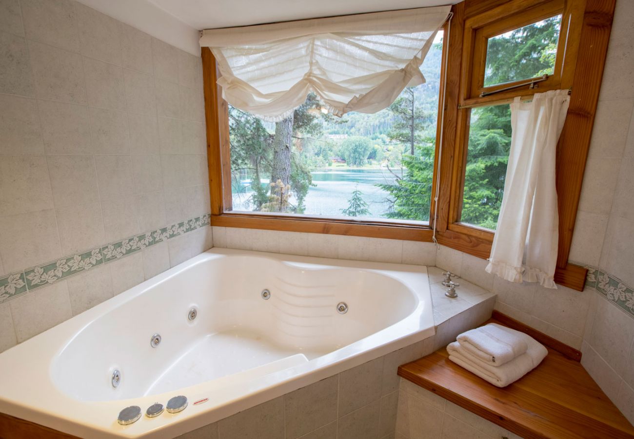 Hermoso jacuzzi con vista al lago BOG Le Pommier 2 Villa La Angostura