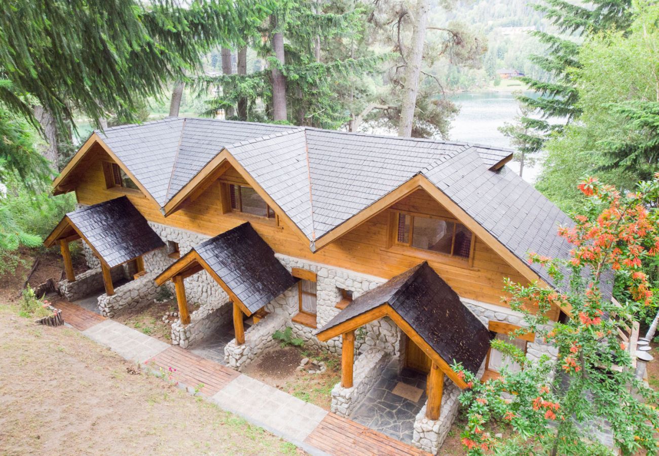 Fachada de cabaña vista al lago BOG Le Pommier 2 Villa La Angostura