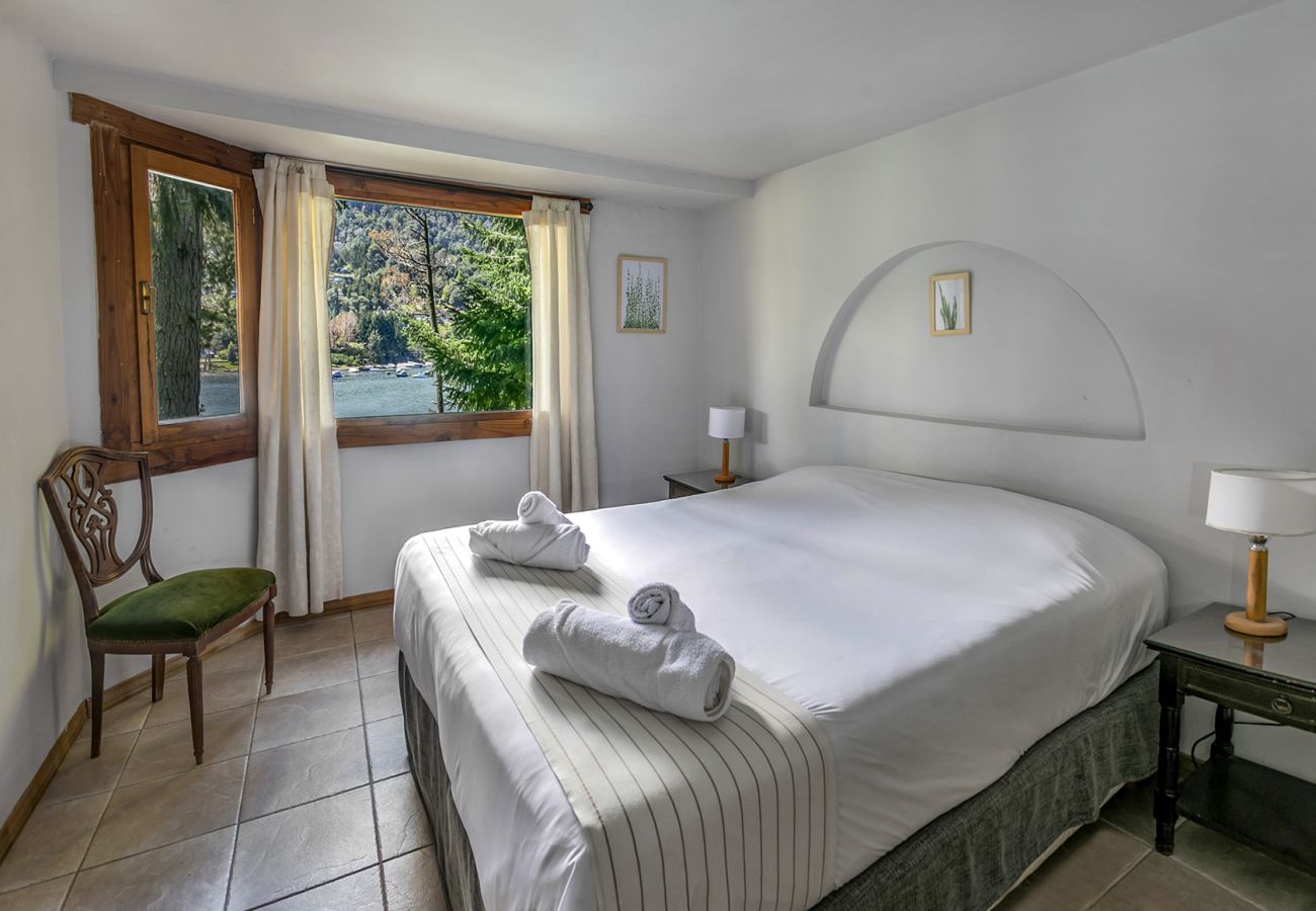 Cabaña en Villa La Angostura - Le Pommier 2 | Cabañas frente al Lago y con Pileta Climatizada