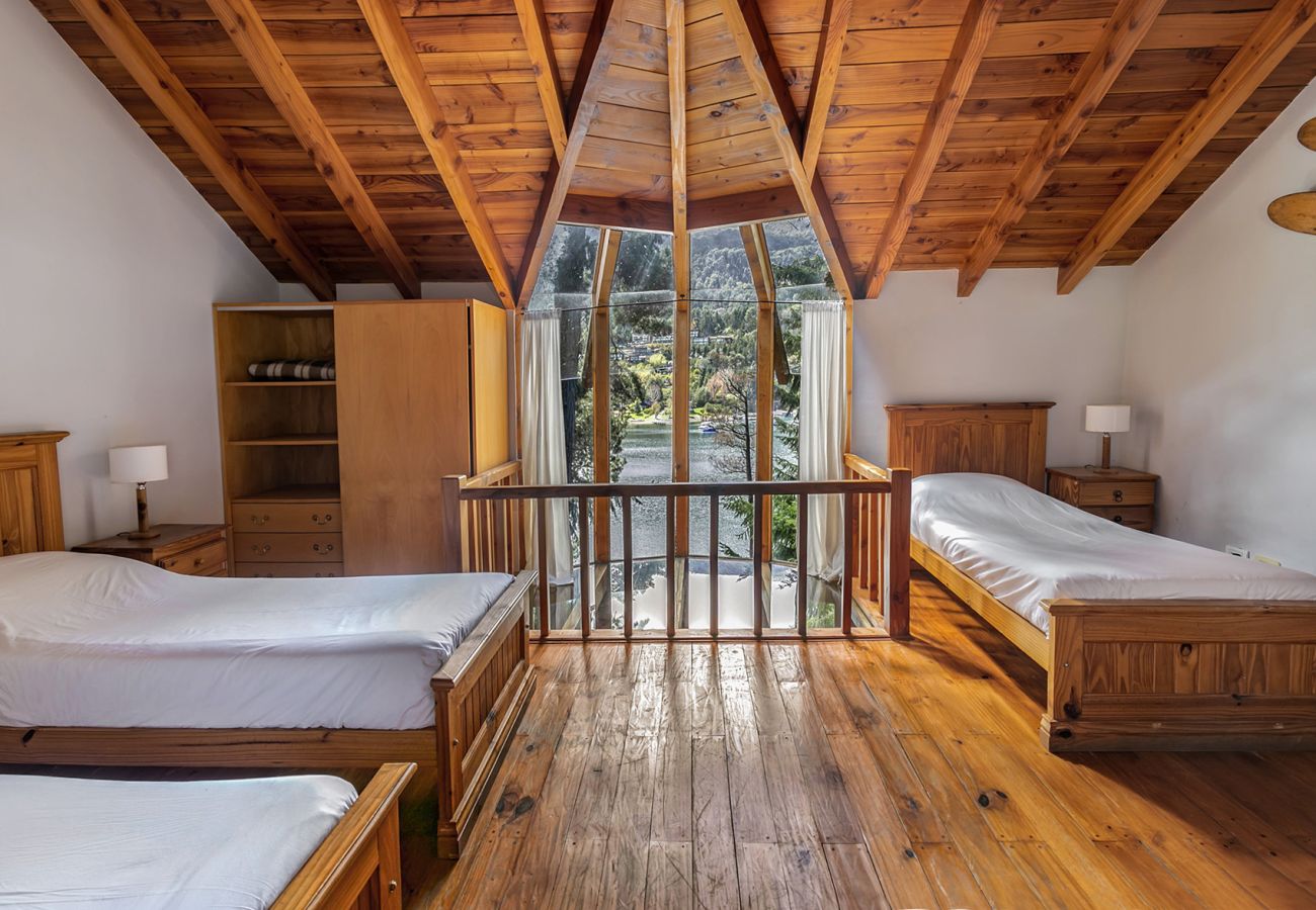 Cabaña en Villa La Angostura - Le Pommier 2 | Cabañas frente al Lago y con Pileta Climatizada