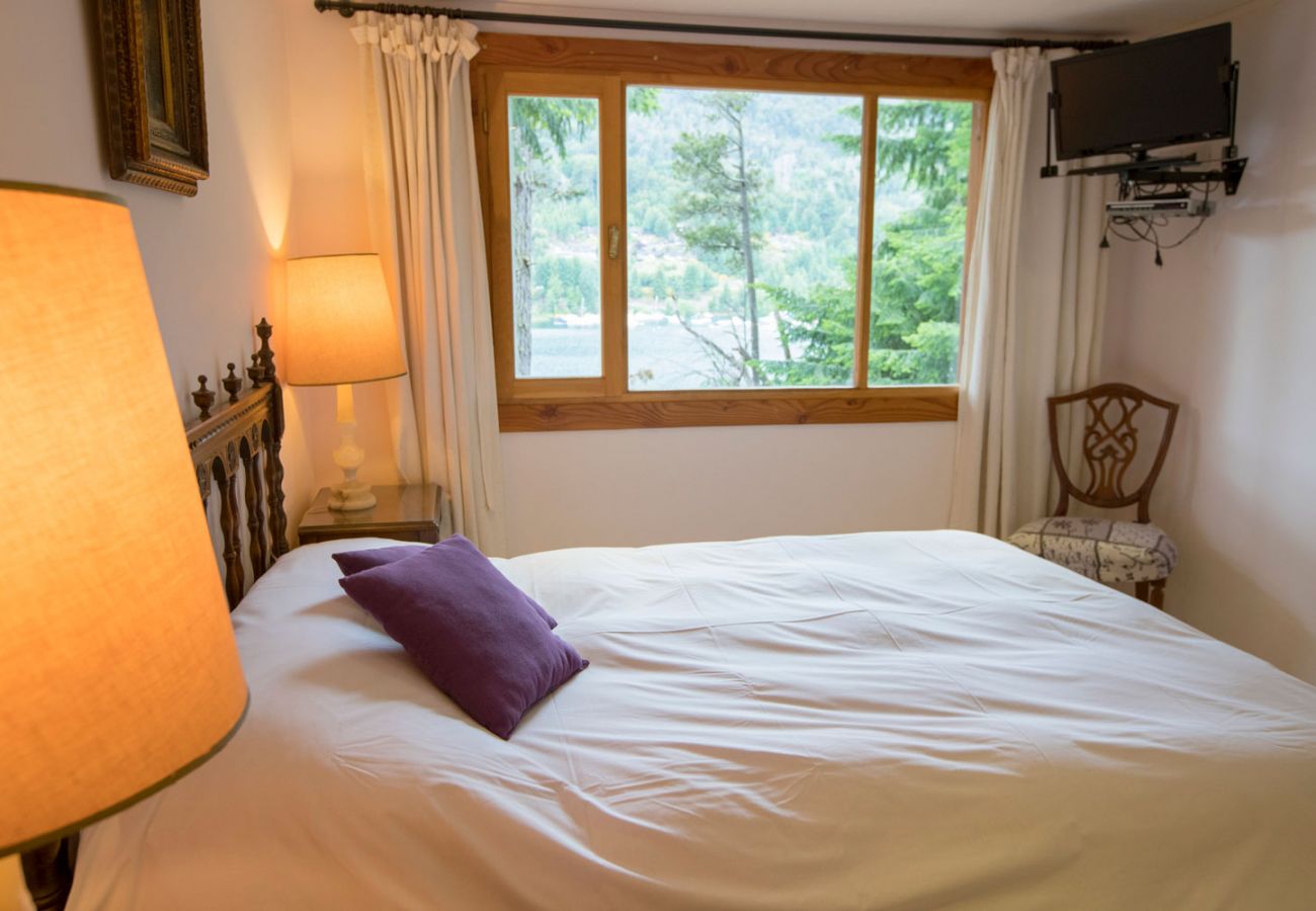 Dormitorio con vista al lago BOG Le Pommier 3 Villa La Angostura