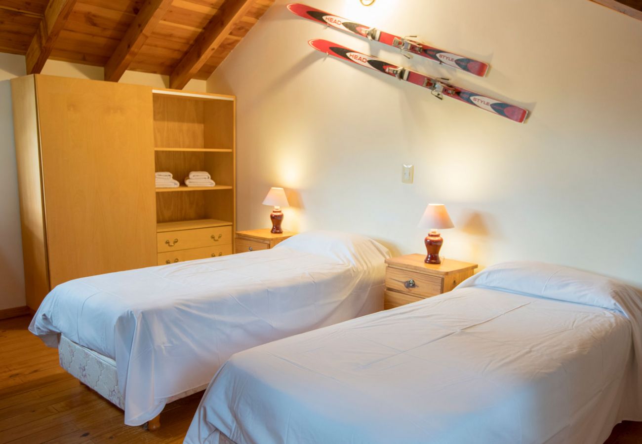 Dormitorio con camas individuales BOG Le Pommier 3 Villa La Angostura