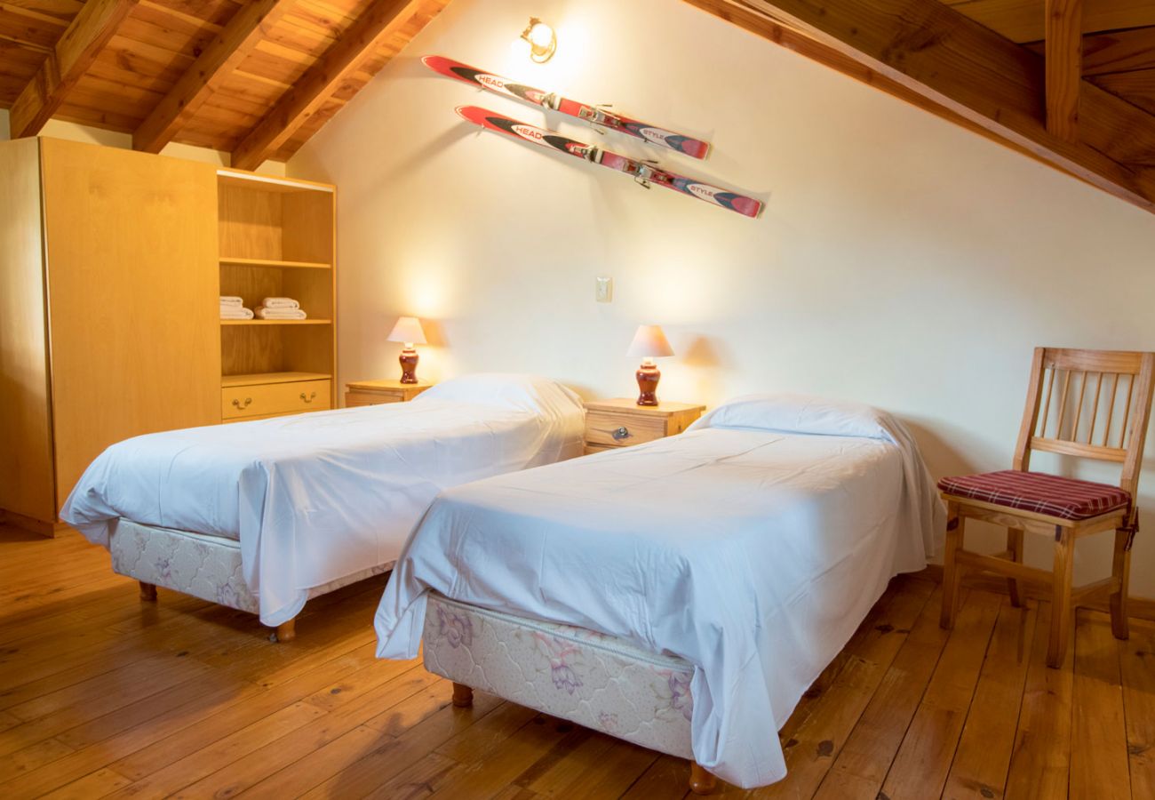 Dormitorio iluminado camas simples BOG Le Pommier 3 Villa La Angostura