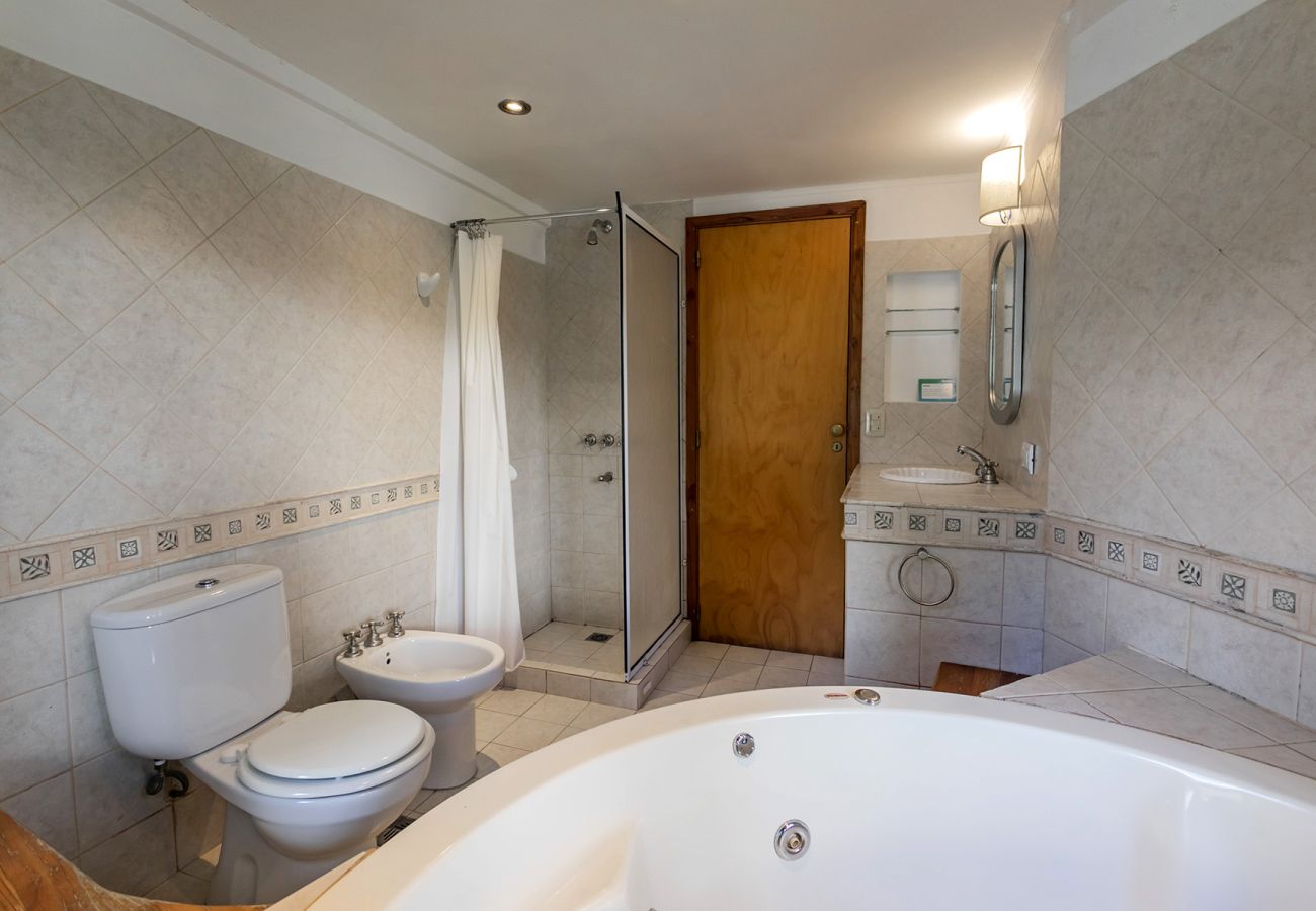 Cabaña en Villa La Angostura - Le Pommier 3 | Cabañas frente al Lago y con Pileta Climatizada