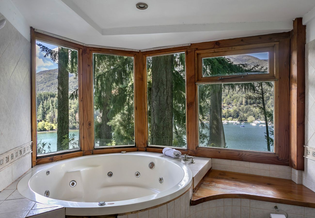 Cabaña en Villa La Angostura - Le Pommier 3 | Cabañas frente al Lago y con Pileta Climatizada