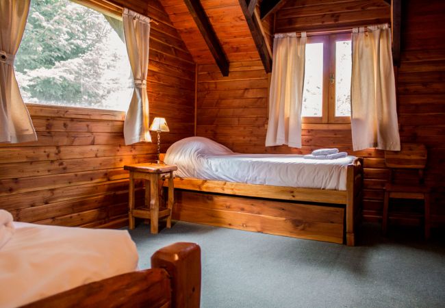 Dormitorio camas individuales BOG Patagon Dreams Villa La Angostura