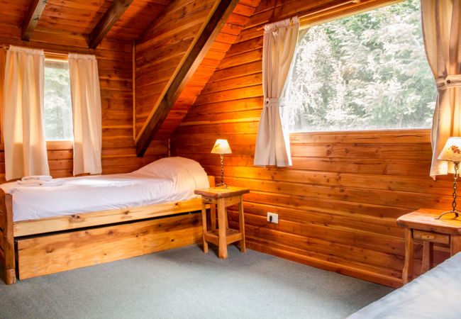 Calido dormitorio cama simple BOG Patagon Dreams Villa La Angostura