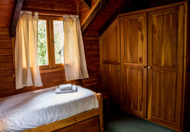 Dormitorio con placard BOG Patagon Dreams Villa La Angostura