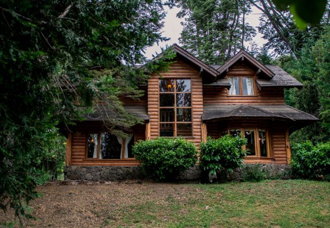 Fachada de casa amueblada BOG Patagon Dreams Villa La Angostura