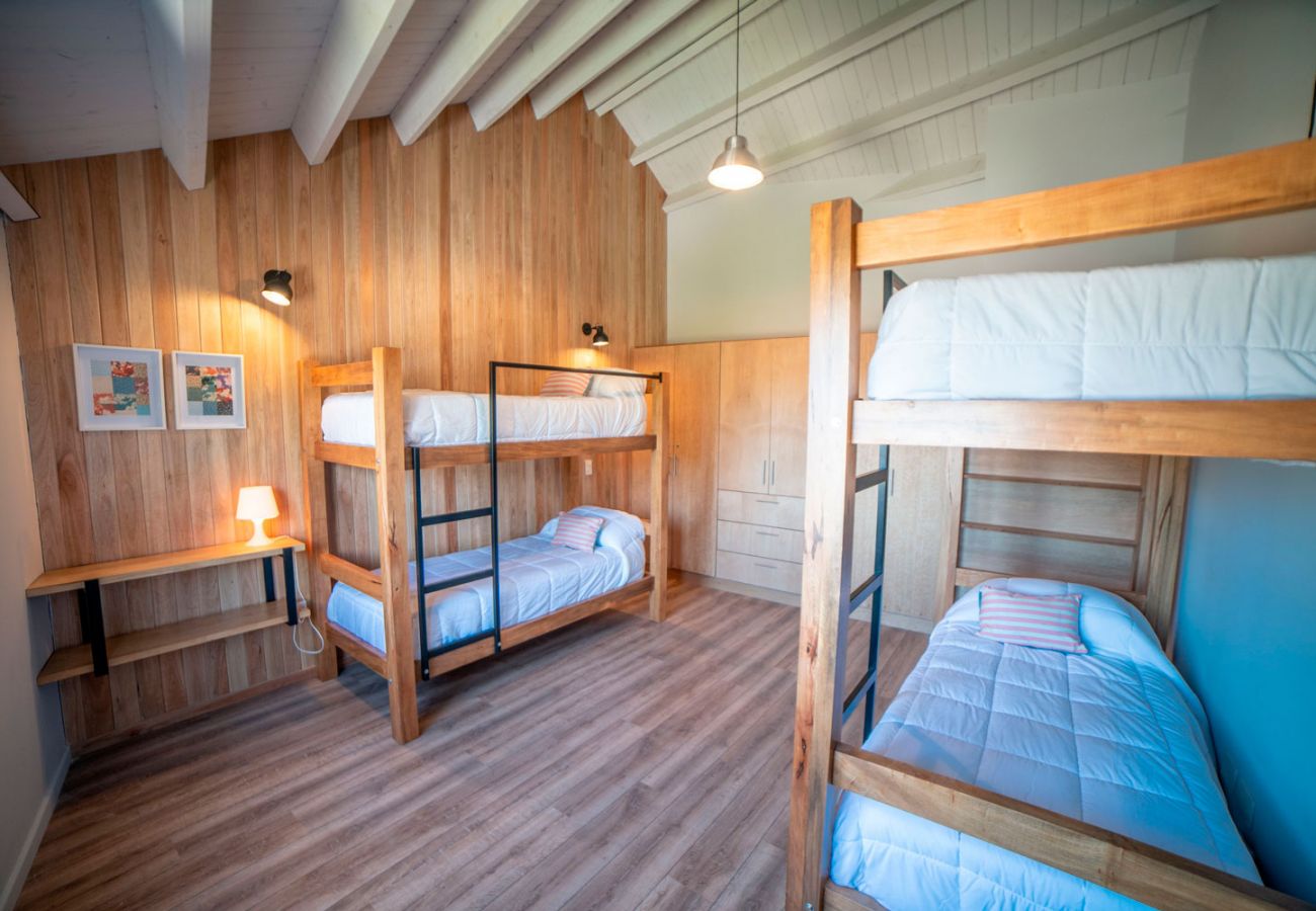 Dormitorio amueblado con cuchetas BOG Norway 4 Villa La Angostura