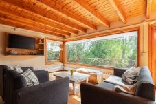 Living con vista al deck BOG Antilhue
