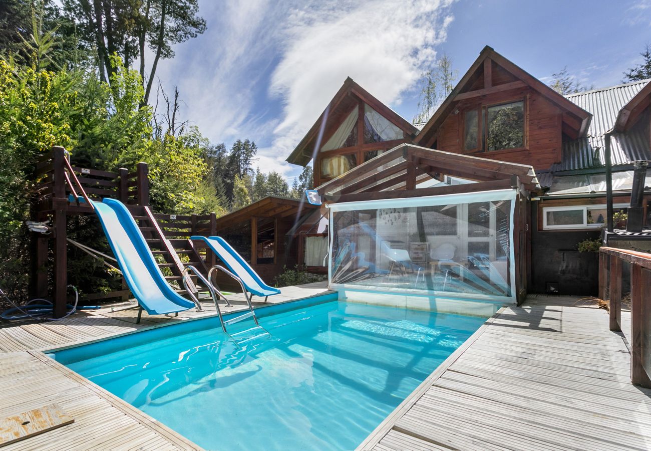 House in Villa La Angostura - Costa de Rio - Casa familiar con parque y piscina