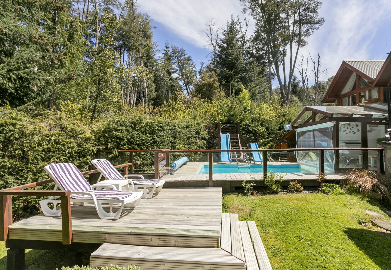 House in Villa La Angostura - Costa de Rio - Casa familiar con parque y piscina