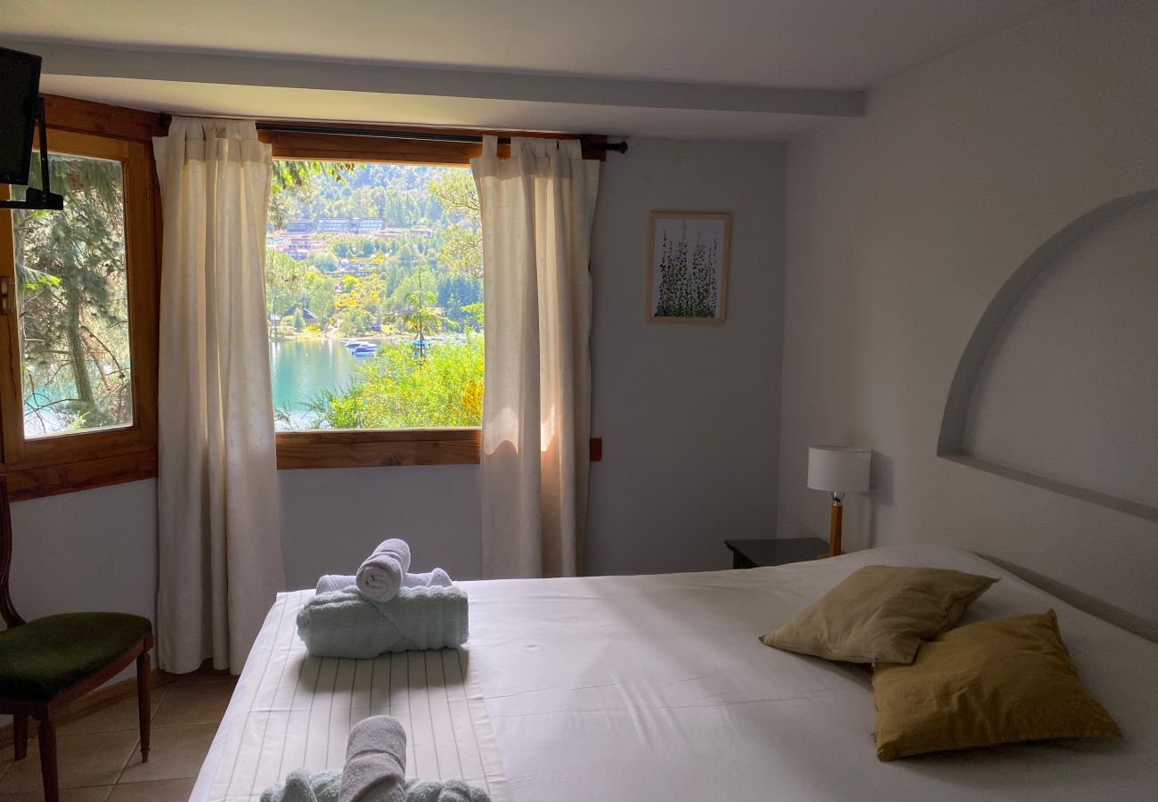 Bungalow in Villa La Angostura - Le Pommier 2 - Cabaña con vista al Lago y Pileta climatizada