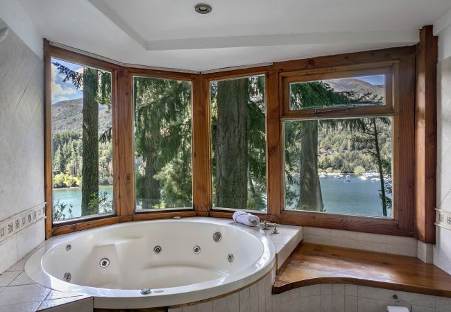 Cabin in Villa La Angostura - Le Pommier 3 | Cabañas frente al Lago y con Pileta Climatizada