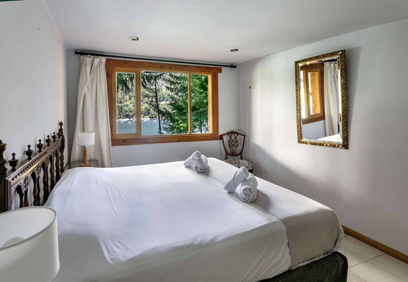 Cabin in Villa La Angostura - Le Pommier 3 | Cabañas frente al Lago y con Pileta Climatizada