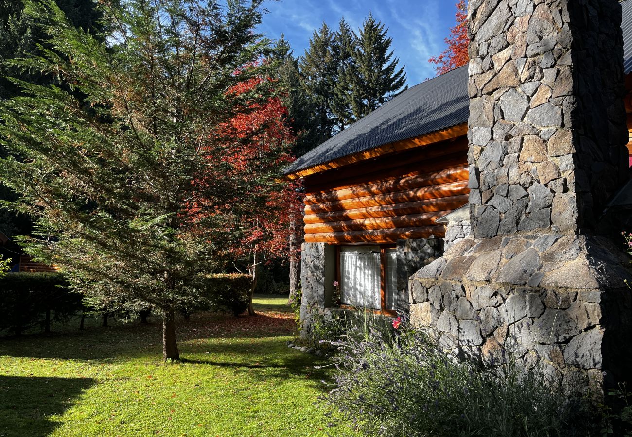 Cabin in Villa La Angostura - Rumel 1 - Cabaña en el bosque a metros del río Bonito 