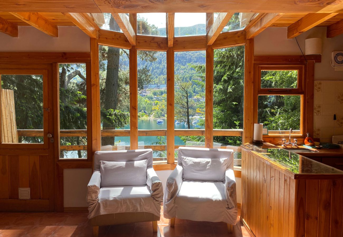 Bungalow em Villa La Angostura - Le Pommier 2 - Cabaña con vista al Lago y Pileta climatizada